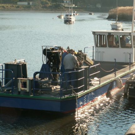 La barge sur son site d'exploitation